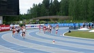 600 metrille starttasi 24 juoksijaa yhteislähdöllä. Saara on ensimmäisen kaarteen jälkeen sisäradan ryhmässä kolmantena.